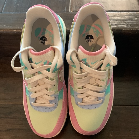 NWOT Nike Air Force 1 07 QS Easter - Picture 4 of 10